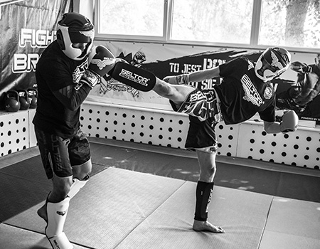 Sparing BJJ w kimonach na sali treningowej